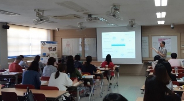 지난 7월7일 성남 늘푸른중학교에서 열린 (교육과정-수업-평가-기록의 일체화를 위한 프로젝트 수업 워크숍) 장면.