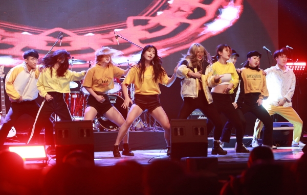 충청대학교가 주최한 고3 학생 초청 입시설명회에서 댄스 공연을 하고 있는 모습