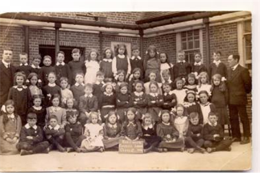 1914년 영국 초등학교의 2학년 어느 학급: 교사 2명이 배치되어 있다.