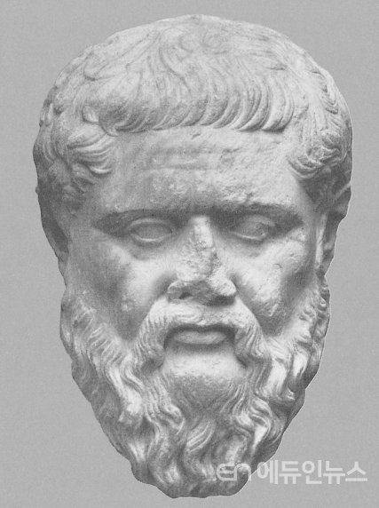 플라톤(BC 427년 ~ BC 347년), 고대 그리스의 철학자. 객관적 관념론의 창시자, 소크라테스의 제자. 귀족 출신. 40세경 아테네 교외의 아카데미아에 학교를 열어 교육에 임하였으며, 또한 많은 저작(30권이 넘는 대화편)을 썼다. 그의 철학은 피타고라스, 파르메니데스, 헤라클레이토스 등의 영향을 받았으며, 그 당시의 유물론자 데모크리토스의 사상과 대립하였다. 출처=네이버지식백과