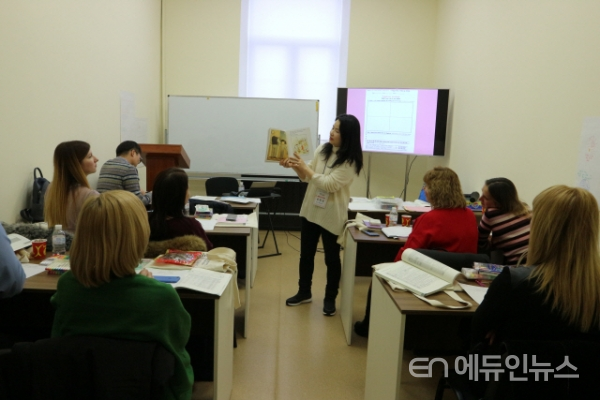 손민영 경기 샛별중학교 영어 교사가 우크라이나 학교에서 영어그림책 실험실 활동에 대한 수업을 하고 있다.(사진=교육부)