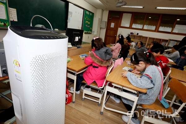 경기도 용인시 기흥구 동백초등학교의 한 교실에 설치된 공기청정기(사진=용인시)