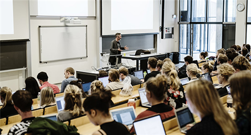 종이를 쓰지 않고 오직 컴퓨터로만 수업에 참여하는 덴마크 학생들