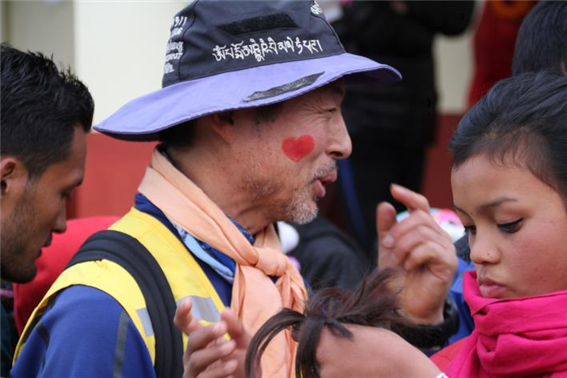 ▲청양 청송초 이세중 교사. 충남 최초 에베레스트 등정에 성공한 산악인 이기도 하는 그는 10년째 네팔을 오가며 교육봉사활동을 펼치고 있다.