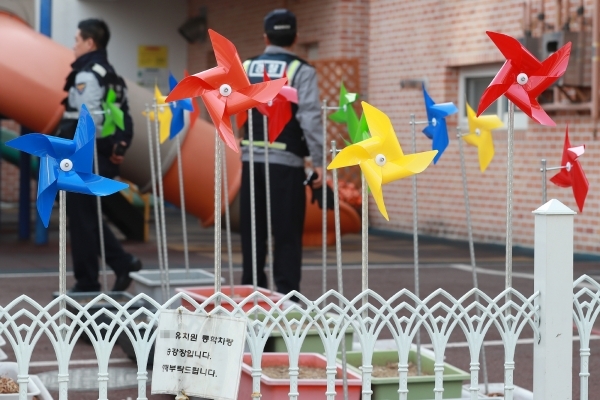 한국유치원총연합회 소속 일부 유치원이 개학연기에 돌입한 4일 오전 대구의 한 유치원에 경찰관이 배치돼 있다.