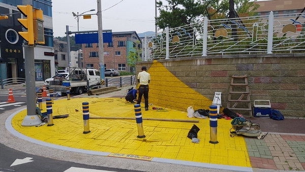 학교 앞 통학로에 학생들의 안전한 보행을 위해 설치한 옐로 카펫. (사진=경남 현동초)