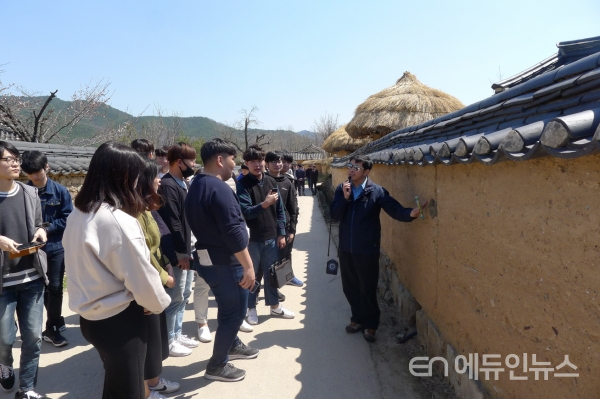 대구과학대 건축인테리어과 학생들의 '한국의 전통건축 체험행사' 참여 모습(사진제공=대구과학대)