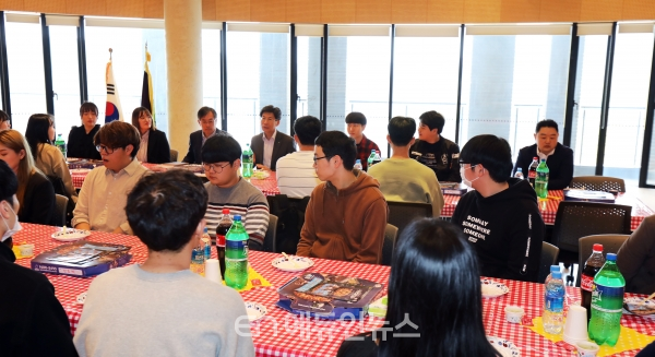 대전대학교 이종서 총장이 18일 대학 30주년기념관 10층 중회의실에서 ‘HRC 튜터’를 초청해 격려의 시간을 가졌다.[사진=대전대]