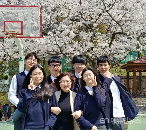 벚꽃 만발한 봄, 맡은 반 아이들과 기념사진을 찍은 김은형 서울 인헌고 교사(사진제공=김은형 교사)