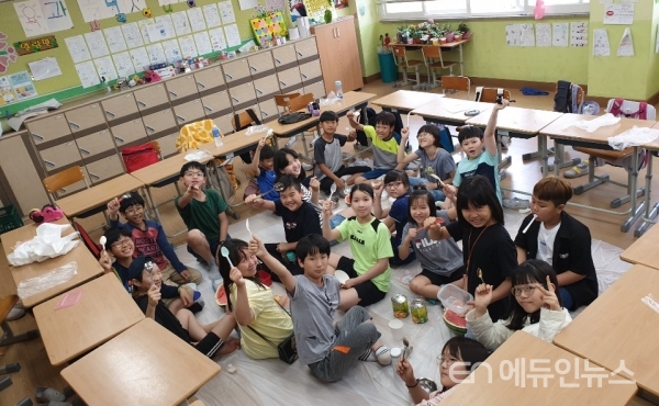 팀별 수박 화채 만들어 먹기. 6~7명의 학생들은 수박 반 통을 받고 어떻게 먹을 지 조별로 토론하고 결정한다.(사진=최창진 교사)