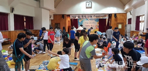 경기 군포시 신흥초등학교 학생들의 나눔 바자 행사 모습(사진=군포시)