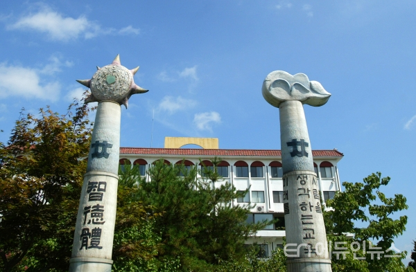 충청대학교 상징탑 및 본관 모습(사진제공=충청대)