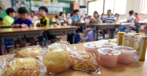 2016년 학교비정규직 파업 당시 급식 대신 빵이 제공된 경기도 한 초등학교 교실.&nbsp;