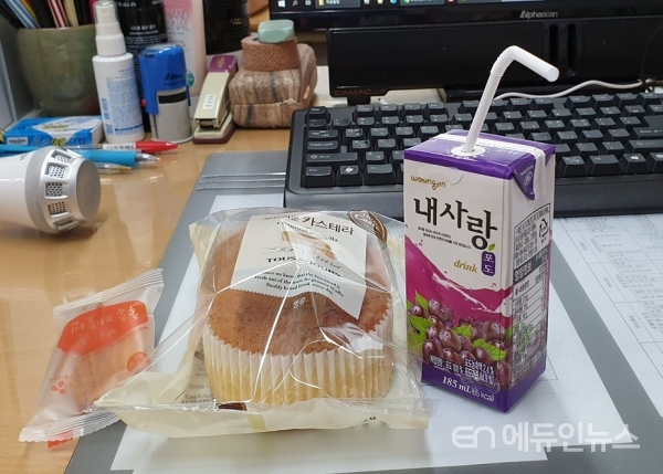 전국학교비정규직연대회의 파업 이틀째날, 인천의 한 학교에서는 빵 두 개와 음료 하나가 점심 급식으로 제공됐다.