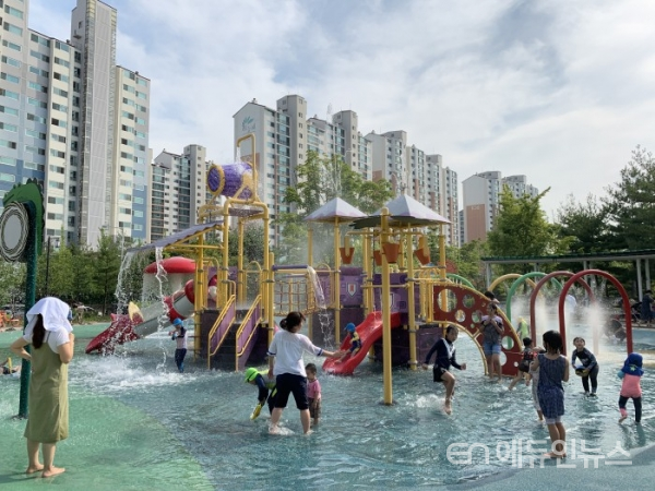 방죽공원에서 아이들이 물놀이를 하고 있다.(사진제공=수원시)