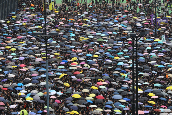 지난 달 16일 홍콩 시민들은 빅토리아 공원에서 ‘범죄인 인도 법안’에 반대하는 시위를 벌였다.(출처=SCMP)