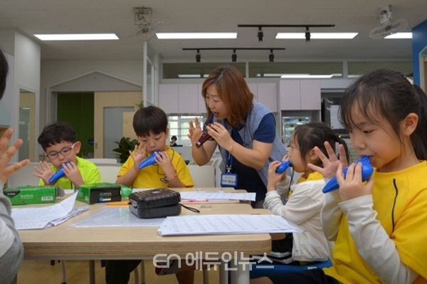 지난 3월 중구청 직영 초등돌봄교실 시범운영학교인 서울흥인초등학교에서 오카리나를 배우고 있다. (사진=중부교육지원청)