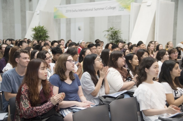 지난 6월26일 열린 이화 국제하계대학 입학식에 참가한 학생들 모습. (사진=이화여대)
