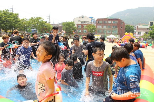 시흥시는 어린이들이 마음껏 놀 수 있는 놀이문화를 조성하는 플레이스타트 시흥 사업의 하나로 7월 22일 대야초등학교에서 팝업놀이터를 운영했다. 2019.7.23.(사진=시흥시)