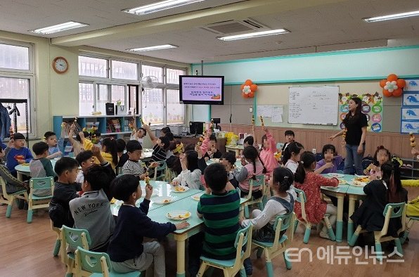 돌봄교실 아동들이 영양 건강식생활 체험 교육에 참여하고 있다. 2019.8.1.(사진=부천시)