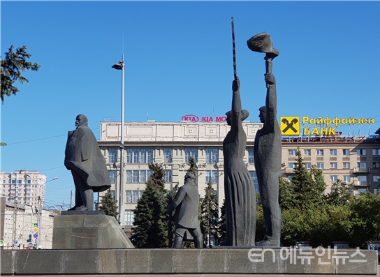 노보시비리스크의 레닌 광장 동상. 평등 서열을 정확히 보여주는 동상의 옆모습이다.(사진=조윤희 교사)