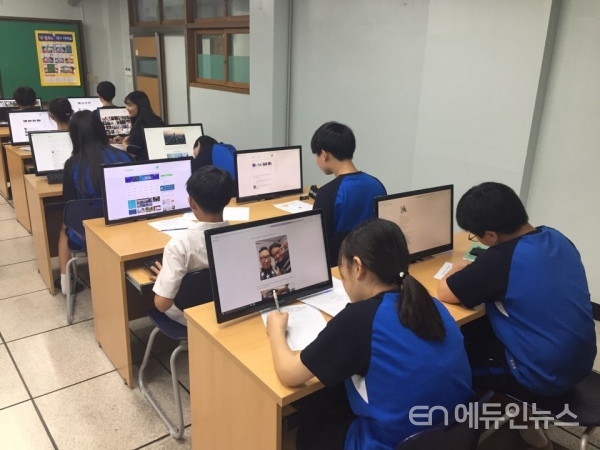 컴퓨터를 활용해 프로젝트 수업의 주제에 관한 정보를 찾는 아이들.(사진=이영옥 교사)