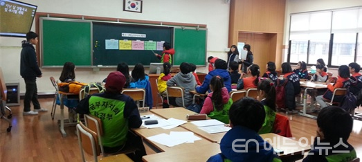 전교어린이회의 하는 모습.(사진=김경희 교사)