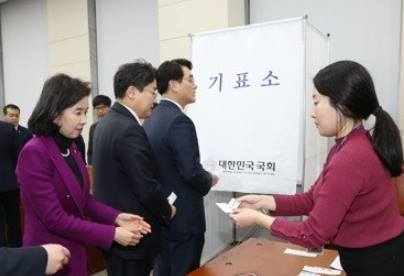 유치원3법 패스트트랙 결정 표결을 하는 교육위 의원들. 사진=박경미의원 페이스북 캡처