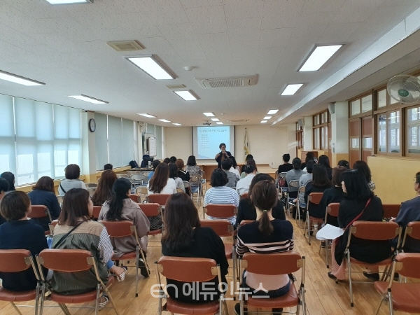 지난 9월 25일 서울청구초등학교에서 학부모 인문학 특강이 진행되고 있다. (사진=중부교육지원청)