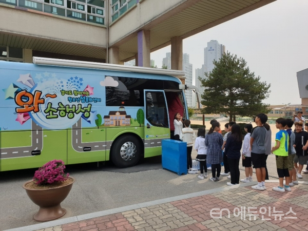청소년성문화센터에서 운영하는 성교육 버스 '소행성'에 탑승하는 아이들.(사진=최창진 교사)