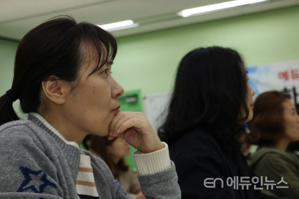 송민호 대표의 학생부종합전형 설명에 집중하는 학부모(사진=지성배 기자)