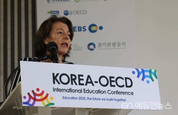 한-OECD 국제교육컨퍼런스 평생학습 세션 주제 발표에 나선 바바라 헴크스(Barbara Hemkes) 독인 연방직업교육훈련연구소 혁신성인교육부서장. (사진=지성배 기자)