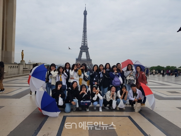 지난 5월 18일 덕성여중 국제교류반 학생들이 프랑스를 방문 에펠탑앞에서 기념촬영을 하고 있다. (사진=덕성여중)