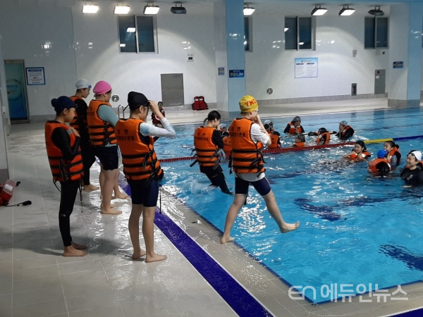 대전학생해양수련원이 학생들을 대상으로 생존수영을 가르치고 있다.(사진=대전교육청)