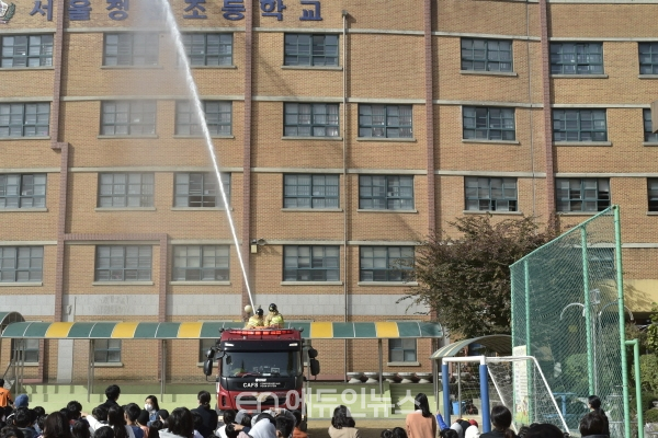 중부교육지원청이 지난달 29일 서울청운초등학교에서 종로소방서와 소방합동훈련을 실시하고 있다. (사진=중부교육지원청)