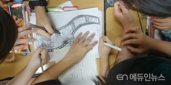 베트남 호치민시한국국제학교 학생들이 필름을 메이킹해보며 상상력과 창의력을 표현하고 있다.(사진=공일영 교사)