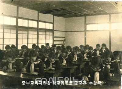 금상으로 선정된 1940년대 초반 경성 제3공립고등여학교(현. 창덕여고) 신당동 시절 교복 입은 학생들의 수업 중 사진 (사진=중부교육지원청)