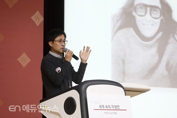 허연 시인이 서울여자대학교 초청으로 특강을 하고 있는 모습(사진=서울여대)