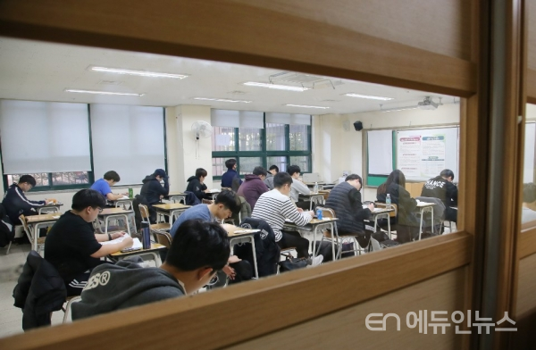 서울 경복고에서 1교시 수능시험 준비를 하고 있는 학생들.(사진=오영세 기자)  