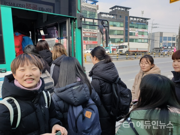 16명의 댄스부 아이들이 창진쌤의 지도에 맞춰 버스에 오르고 있다.(사진=최창진 교사)