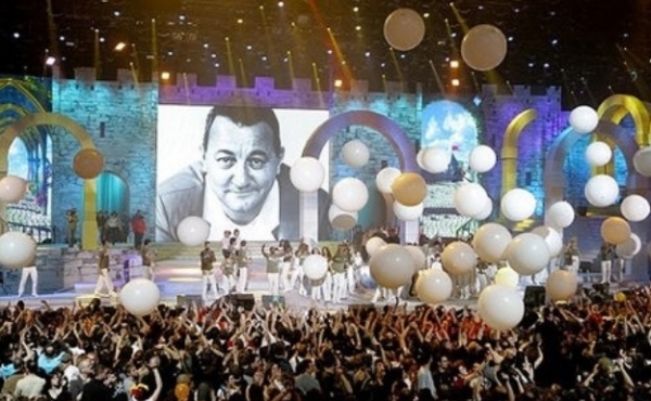 매년 최고의 스타들이 함께 하는 사랑의 식당 콘서트 '얼간이들'의 한 장면.(Un concert des Restos du coeur en 2008. AFP)
