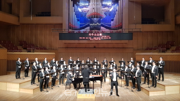이마에스트리가 지난 1일 중국 하얼빈음악청에서 신년음악회를 연주하고 있다. (사진=이마에스트리)