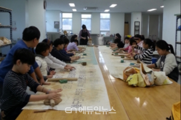 광주 초등학생들이 광주학생독립운동기념회관에서 운영하는 프로그램 활동을 하고 있다. (사진=광주시교육청)