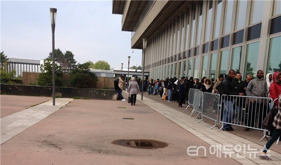 프랑스 Cergy 시청 건물 주변에 줄을 서고 있는 프랑스의 외국인.(사진=홍성주)