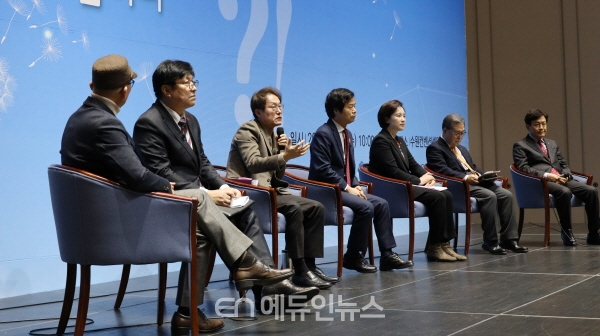 조희연 교육감(사진 왼쪽 세 번째)이 22일 오전 개최된 교육자치 포럼에서 발언하고 있다. (사진=서울시교육청)