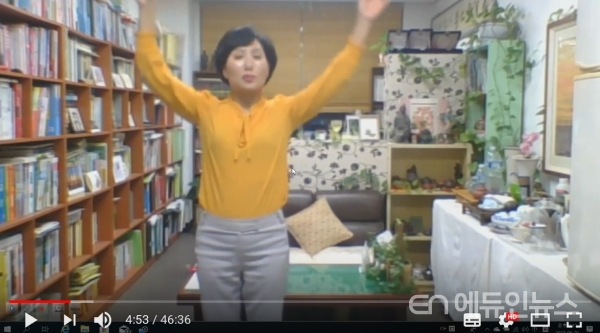 김은주 제주 한라대 교수는 학습 동영상을 통해 중국어 성조를 쉽고 정확하게 가르치기 위해 성조의 고저기복을 이와 유사한 몸동작으로 표현한다.(사진=유튜브 캡처)