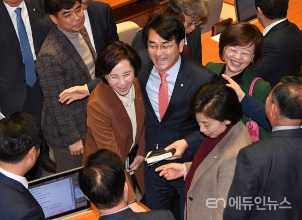 유치원3법이 통과되자 박용진 의원과 유은혜 부총리 등이 기뻐하고 있다.(사진=박용진 페이스북)