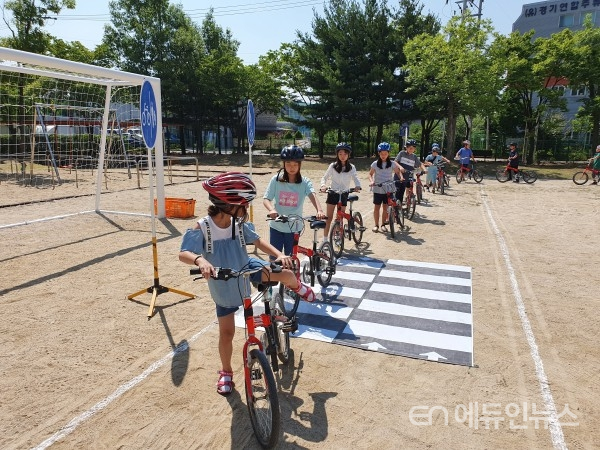 한 초등학교에서 자전거 안전교육을 하고 있다.(사진제공=수원시)