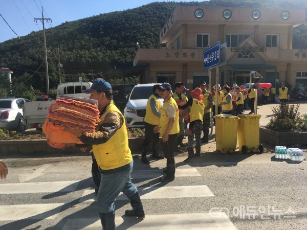 7월 강릉 수해 당시 수원시민들이 기부한 헌수건이 전달되고 있다.(사진제공=수원시)
