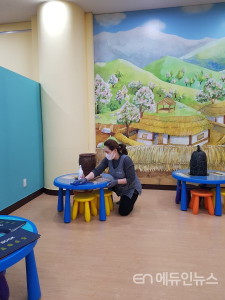 수원박물관 관계자가 어린이 체험실을 소독하고 있다.(사진제공=수원시)
